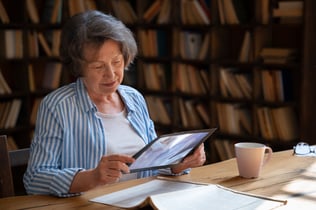 medium-shot-old-woman-library